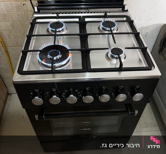 תנור גז עם ארבעה מבערים דולקים